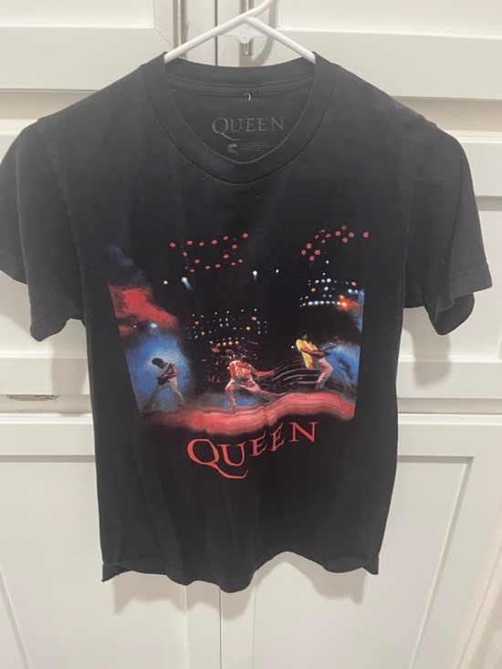 Tops - Queen Band Black Graphic Tee